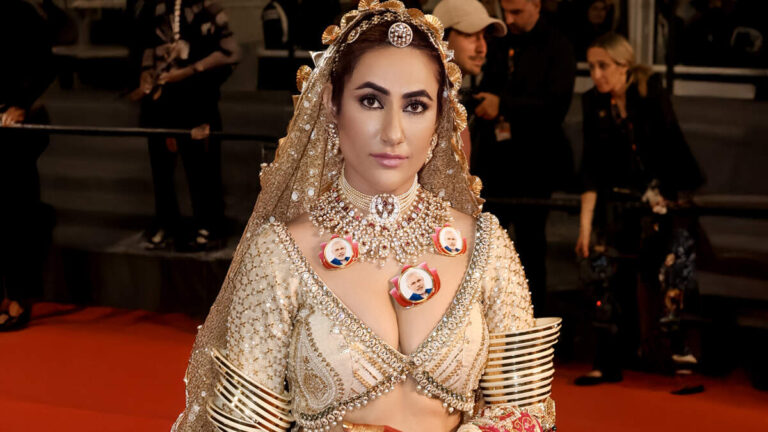 Red Carpet पर जब रुचि गुज्जर ने पहना ‘मोदी हार’, पूरे कान्स में मच गया तहलका!