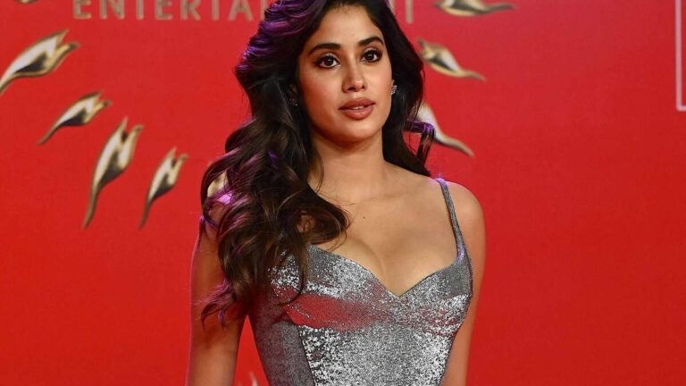 जब जान्हवी को पिता ने बेडरूम में पकड़ लिया लड़के के साथ, एक्ट्रेस ने खुद किया खुलासा, मचा बवाल!