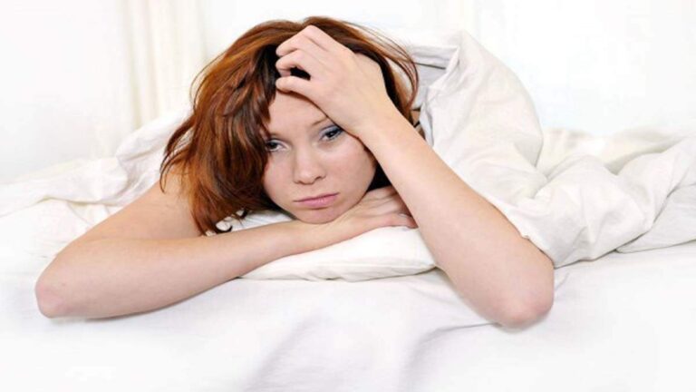 क्या आपकी नींद चुरा रही है आपकी सुबह? सिरदर्द के कारण जानें!