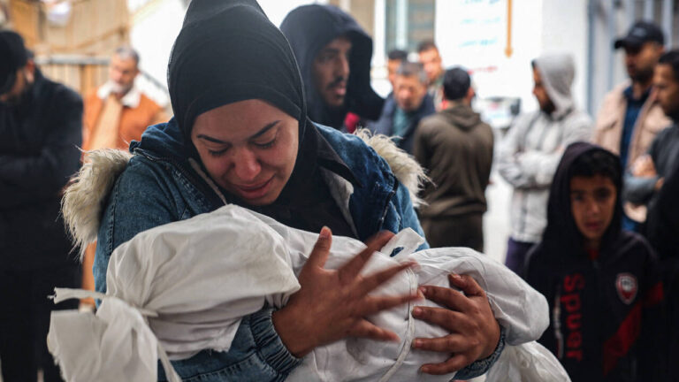 खाने की तलाश में निकले 36 लोगों की गोलीबारी में गई जान!