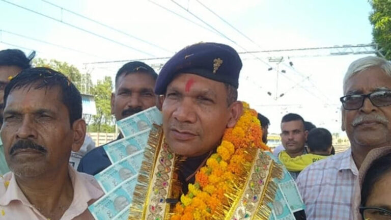 30 साल देश की सेवा के बाद लौटे फौजी, स्टेशन से गांव तक हुआ ऐसा स्वागत कि हर कोई रह गया दंग!