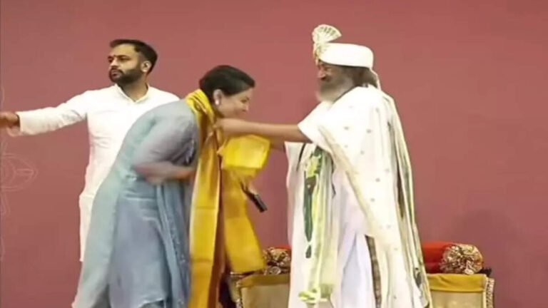 हिना खान ने छुए श्री श्री रविशंकर के पैर, मुस्लिम समुदाय में मचा बवाल!