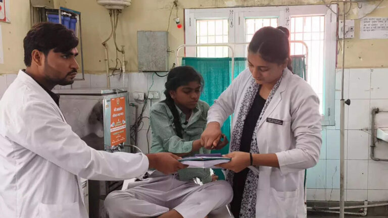 टीचर के टॉर्चर से टूटी छात्रा, खा लिया जहर! अस्पताल में जिंदगी और मौत की जंग