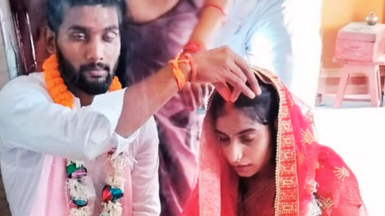 मुस्लिम लड़की ने अपनाया हिंदू धर्म, फिर प्राचीन शिव मंदिर में रचाई शादी… परिवार तक नहीं पहुंचा!