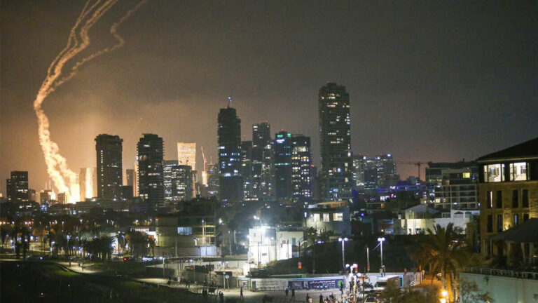 ईरान का जोरदार पलटवार! इजरायल पर 150 मिसाइलों की बारिश, दहशत में भागे लोग